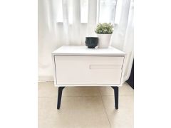 שידת צד למיטה עומר