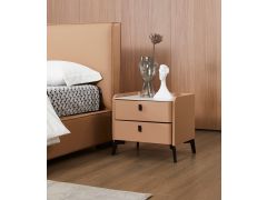 שידת לילה 42*52 ס"מ מרופדת דמוי עור בגוון חום דגם ריגו